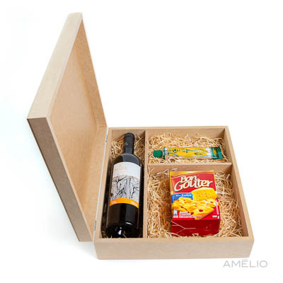Kit vinho com bisnaga de queijo e aperitivo